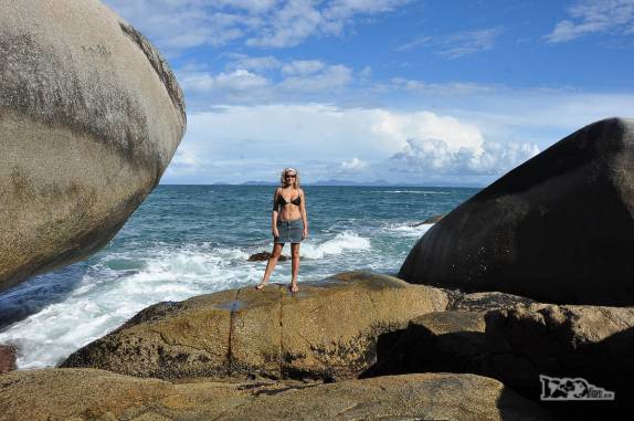 Explorando as enormes pedras no canto direito da praia da Tainha, em Bombinhas, litoral de Santa Catarina